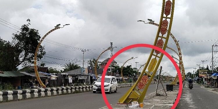 FOTO: AGUS/MATA KALTENG - Satu papan ornamen tiang Terowongan Nur Mentaya yang dirusak oleh oknum yang tidak bertanggung jawab, juga nampak sampah masih berada di atas trotoar, Kamis 23 Maret 2023.