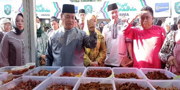 FOTO : DOK DEVIANA /MATAKALTENG - Bupati Kotim Halikinnor dan lainnya saat meninjau pasar Ramadan, Kamis 23 Maret 2023.