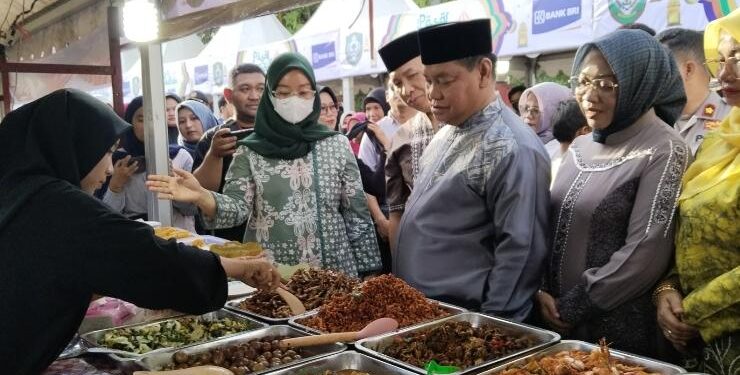 FOTO : AGUS/MATA KALTENG- Suasana Pasar Ramadhan di Taman Kota Sampit, Kamis 23 Maret 2023 sore. 