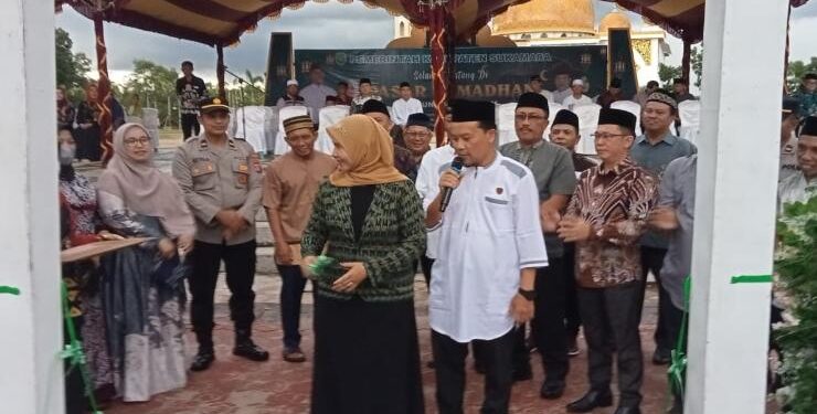 FOTO : AKH/MATAKALTENG - Potong pita yang dilakukan oleh Ketua DWP Sukamara sebagai tanda dimulainya pasar Ramadan 1444 hijriah.