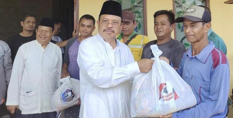 FOTO : IST/MATAKALTENG - Sekretaris Daerah Provinsi Kalimantan Tengah Nuryakin saat membagikan paket sembako. 