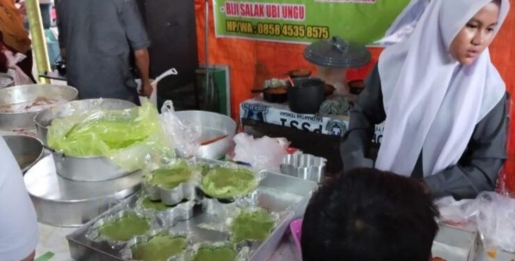 FOTO : OLIVIA/MATAKALTENG - Tampak kue bingka yang menjadi andalan dan banyak di buru masyarakat untuk berbuka puasa di Kota Palangka Raya.