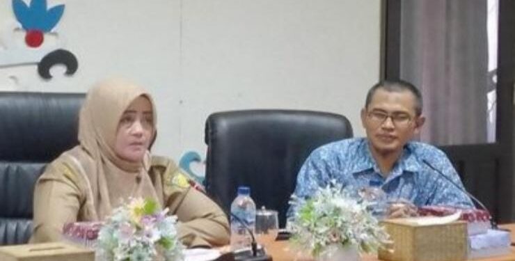 Kepala Dinas Sosial Palangka Raya, Nyta Bianyta Rezza
(kiri)