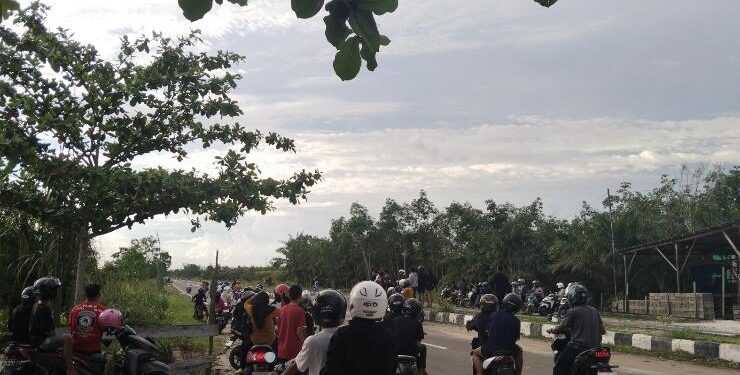 FOTO : AGUS/MATA KALTENG - Terlihat para remaja yang melakukan aksi balapan liar di Jalan Samekto, Kecamatan Baamang, Sabtu, 25 Maret 2023 Sore.