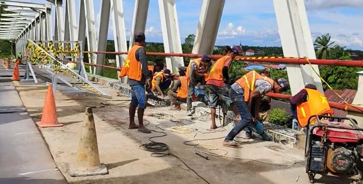 FOTO : ANR/MATAKALTENG - Kondisi saat para pekerja melakukan pemeliharaan dan perbaikan lantai Beton Jembatan Sei-Katingan pada Minggu 26 Maret 2023.