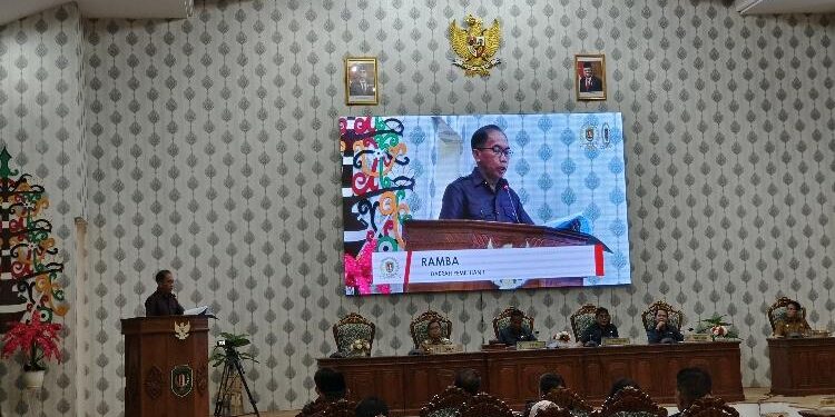 FOTO : ANR/MATAKALTENG - Anggota DPRD Kabupaten Katingan, Ramba, saat membacakan laporan hasil reses pada rapat Paripurna Ke I Masa Persidangan II Tahun Sidang 2023.