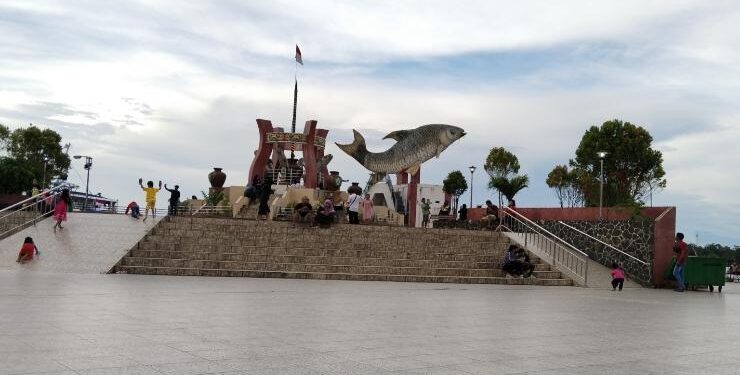 FOTO : AGUS/MATA KALTENG - Suasana di Ikon Jelawat Sampit saat sore hari jelang berbuka puasa, Senin, 27 Maret 2023.