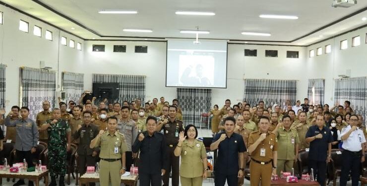 FOTO : DISKOMINFO SANTIK/MATA KALTENG - Wakil Bupati Gumas Efrensia LP Umbing, Plh Sekda Richard, Anggota DPRD Provinsi Kalteng Duwel Rawing, Wakil Ketua I DPRD Binartha, dan Sekretaris Bappedalitbang Provinsi Kalteng Maulana Akbar, saat berfoto bersama dengan peserta musrenbang RKPD tahun 2024, pekan lalu.