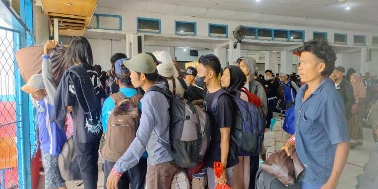 FOTO: IST/MATAKALTENG - Ratusan pemudik di Pelabuhan Sampit saat akan berangkat menuju Surabaya, Rabu 29 Maret 2023.