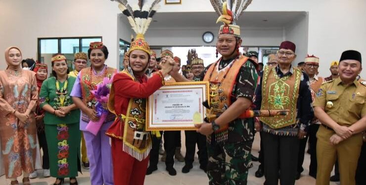 FOTO : IST/MATAKALTENG - Panglima TNI Laksamana TNI Yudo Margono salam komando dengan Ketua DAD Kalteng Agustiar Sabran dan Gubernur Kalteng Sugianto Sabran (kanan) di Bandara Tjilik Riwut Palangka Raya, Kamis 30 Maret 2023.