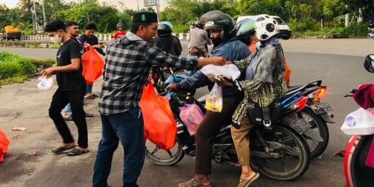 FOTO: IST/MATA KALTENG - Pembagian takjil gratis oleh Perkumpulan Berbagi Kasih kepada masyarakat.