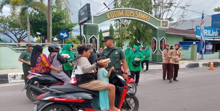 FOTO : IST/MATA KALTENG - Jajaran Kodim 1015 Sampit saat membagikan takjil kepada pengguna Jalan, Kamis, 30 Maret 2023.