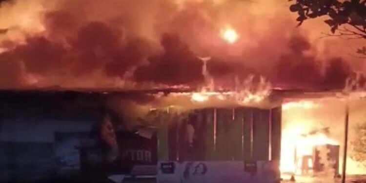 FOTO: WARGANET/MATAKALTENG - Kondisi warung sembako pada saat dilahap si jago merah.