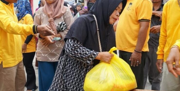 FOTO : OLIVIA/MATAKALTENG - Warga yang membeli sembako murah dari pemerintah Kota Palangka Raya