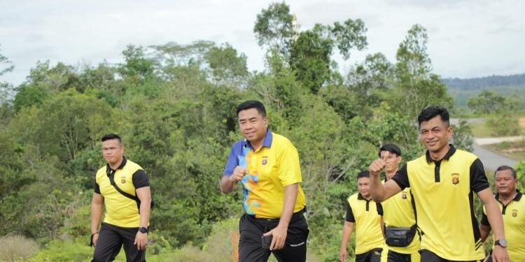 FOTO : HUMAS POLRES/MATA KALTENG - Kapolres Gumas AKBP Asep Bangbang Saputra bersama Wakapolres Kompol Tri Wibowo, Kabag Ops Kompol Budiono, serta personel polres menggelar olahraga jalan sehat, Jumat, 17 Maret 2023.