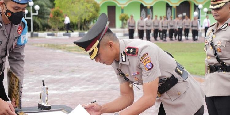 FOTO : HUMAS POLRES GUMAS/MATA KALTENG - Wakapolres Gumas Kompol Tri Wibowo menandatangani berita acara sertijab yang dipimpin oleh Kapolres Gumas AKBP Asep Bangbang Saputra, Kamis, 16 Maret 2023.