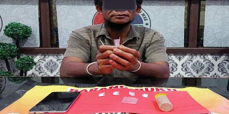 FOTO : SATRESKOBA POLRES GUMAS/MATAKALTENG - HR saat menunjukkan barang bukti narkoba jenis sabu, di Kantor Satres Narkoba Polres Gumas, Rabu, 1 Maret 2023.