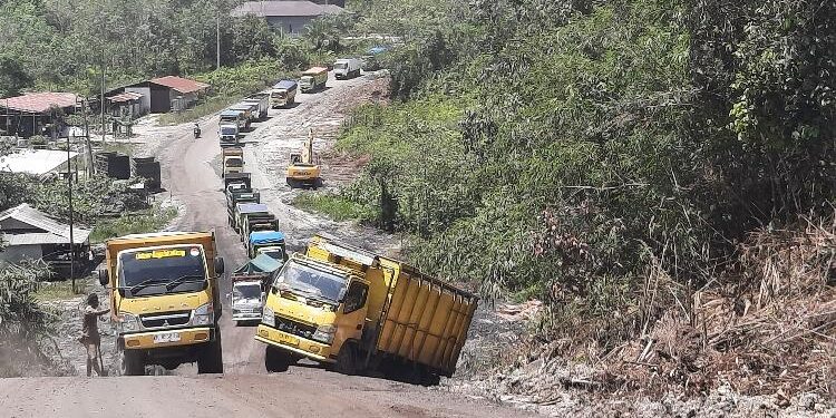 FOTO: SID/MATA KALTENG - Beberapa truk angkutan PBS tidak bisa menanjak di jalan Kuala Kurun-Palangka Raya, tepatnya di Desa Pematang Limau, Kecamatan Sepang, belum lama ini.