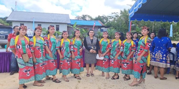 FOTO : RAYANIATIE DJANGKAN/MATA KALTENG - Anggota DPRD Gumas Rayaniatie Djangkan ketika berfoto bersama dengan penari dari Sanggar Seni Hunut Baturung, Desa Hurung Bunut, Kecamatan Kurun.