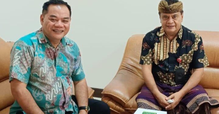 FOTO : UNTUNG JAYA BANGAS/MATA KALTENG - Anggota DPRD Gumas Untung Jaya Bangas bersama Kabid Kesehatan Hewan Dinas Pertanian dan Ketahanan Pangan Kabupaten Badung, Provinsi Bali, belum lama ini.