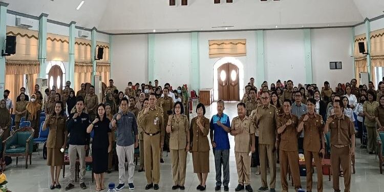 FOTO : DISKOMINFO SANTIK/MATA KALTENG - Wakil Bupati Gumas Efrensia LP Umbing didampingi Plh Sekda Richard saat berfoto bersama dengan para guru dan peserta didik, pada suatu kegiatan di GPU Damang Batu, belum lama ini.