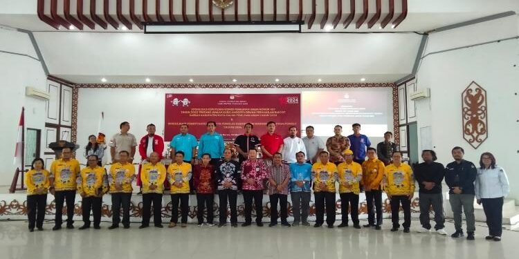 FOTO : KPU GUMAS/MATA KALTENG - Peserta sosialisasi jumlah kursi anggota DPRD kabupaten/kota berfoto bersama usai kegiatan, di GPU Damang Batu, Kamis, 16 Maret 2023.