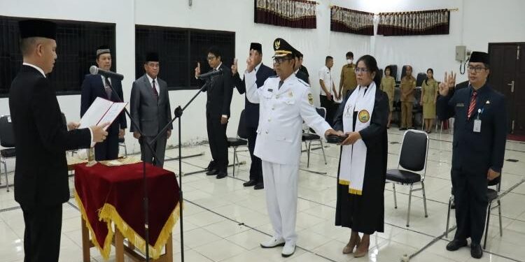 FOTO : DISKOMINFO SANTIK/MATA KALTENG - Bupati Gumas Jaya Samaya Monong didampingi Wakil Bupati Efrensia LP Umbing melantik dan mengambil sumpah janji pejabat eselon III, di Aula Kantor BKPSDM setempat, Selasa, 28 Februari 2023 malam.