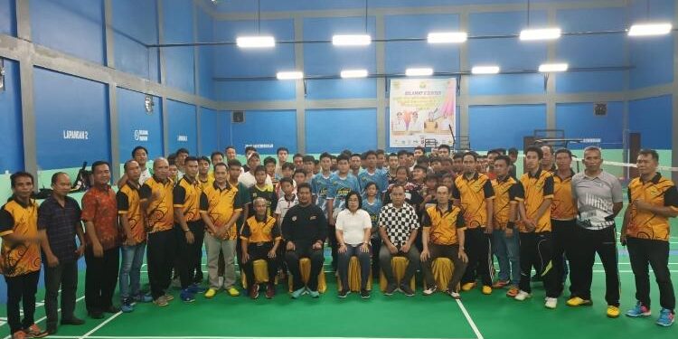 FOTO : DISKOMINFO SANTIK/MATAKALTENG - Wakil Bupati Gumas Efrensia LP Umbing berfoto bersama dengan Kasat Narkoba Iptu Budi Utomo, Ketua PBVSI Evandi, dan Ketua PBSI Totok Suwondo, berfoto bersama atlet PBSI yang akan mengikuti seleksi.