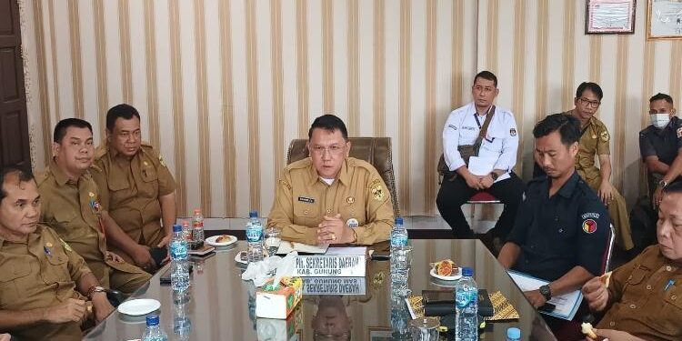 FOTO : DISKOMINFO SANTIK/MATA KALTENG - Plh Sekda Gumas Richard ketika memimpin rapat TAPD, dengan agenda pembahasan pendanaan pemilihan Bupati dan Wakil Bupati tahun 2024, dan pembahasan usulan pergeseran anggaran, Senin 6 Maret 2023.