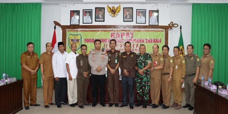 FOTO: DISKOMINFO SANTIK/MATA KALTENG - Bupati Gumas Jaya S Monong yang diwakili Asisten I Lurand, Kapolres AKBP Asep Bangbang Saputra, Ketua PN Kuala Kurun Bukti Firmansyah, Kasi Intel Kejari Teguh Iskandar, Kepala Kesbangpol Sugiarto, berfoto bersama kepala perangkat daerah terkait, usai rapat Forkopimda, pekan lalu.