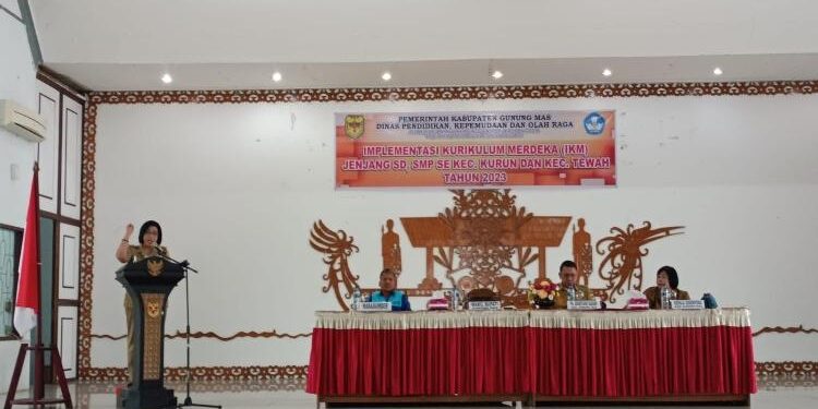 FOTO: DISKOMINFO SANTIK/MATA KALTENG - Wakil Bupati Gumas Efrensia LP Umbing, Plh Sekda Richard, dan Kepala Disdikpora Yemmie, memberikan arahan pada sosialisasi IKM jenjang SD dan SMP se Kecamatan Kurun dan Tewah tahun 2023, Selasa, 14 Maret 2023.