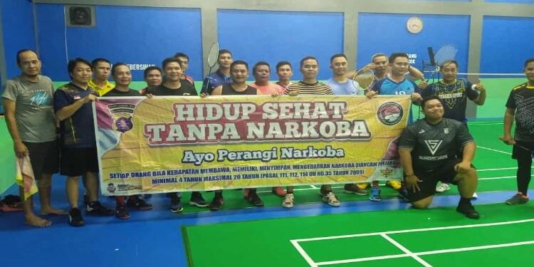 FOTO : SATRES NARKOBA POLRES GUMAS/MATAKALTENG - Personel Satres Narkoba Polres Gumas melakukan sosialisasi terkait anti narkoba kepada generasi muda yang berolahraga bulutangkis, Senin 13 Maret 2023 malam.