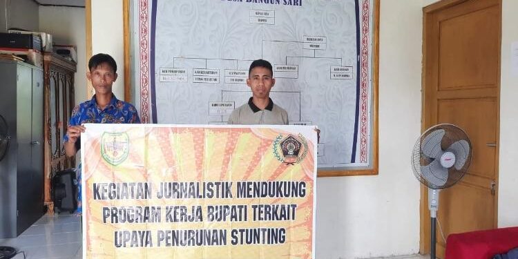 FOTO : PEMDES BANGUN SARI/MATA KALTENG - Sekretaris Desa Bangun Sari Mahmudin saat berfoto bersama dengan anggota PWI Kabupaten Gumas Muhammad Saleh, Senin, 13 Maret 2023.