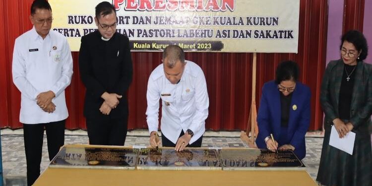 FOTO : SID/MATAKALTENG - Anggota DPRD Gumas Rayaniatie Djangkan (kanan)  ketika menyaksikan penandatanganan prasasti peresmian ruko majelis resort dan jemaat GKE Kuala Kurun, Rabu, 1 Maret 2023.