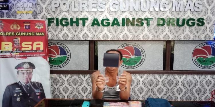 FOTO : SATRES NARKOBA POLRES GUMAS/MATA KALTENG - HR saat menunjukkan barang bukti narkoba jenis sabu, di Kantor Satres Narkoba Polres Gumas.