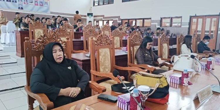 FOTO : DPRD GUMAS/MATA KALTENG - Anggota DPRD Kabupaten Gumas Siti Hilmiah (kanan) ketika menghadiri rapat paripurna DPRD setempat.