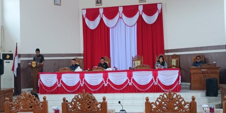 FOTO : SID/MATAKALTENG - Juru Bicara DPRD dapil II Binartha menyampaikan hasil reses, pada rapat paripurna ke-1 masa persidangan II tahun sidang 2023, Selasa, 7 Maret 2023.