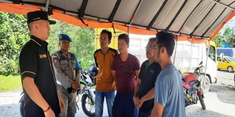 FOTO : SID/MATA KALTENG - Bupati Gumas Jaya Samaya Monong berbincang dengan sopir truk angkutan PBS, di pos jaga Kurun-Sei hanyo, Jumat, 17 Maret 2023.