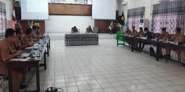 FOTO : DISKOMINFO SANTIK/MATAKALTENG - Bupati Gumas Jaya S Monong yang diwakili oleh Staf Ahli Bupati bidang Kemasyarakatan dan Sumber Daya Manusia Yansiterson didampingi Kepala Bappedalitbang Yantrio Aulia, saat memimpin rakor terkait sinkronisasi data P3KE, Selasa, 7 Maret 2023.