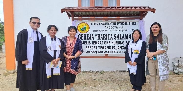 FOTO : DEWI SARI/MATA KALTENG - Anggota DPRD Kabupaten Gumas Dewi Sari (ujung kanan) dan Iceu Purnamasari (dua dari kiri) berfoto bersama, saat peresmian Gedung Gereja Barita Salamat Majelis Jemaat GKE Hurung Bunut, pekan lalu.