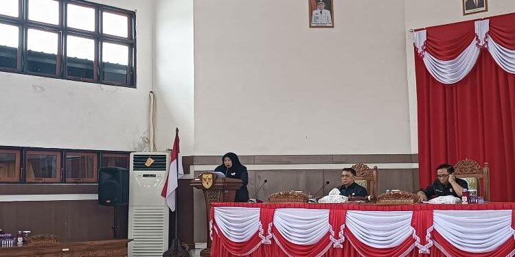FOTO : DPRD GUMAS/MATAKALTENG - Juru Bicara DPRD dapil III Siti Hilmiah menyampaikan hasil reses di dapilnya, pada rapat paripurna ke-1 masa persidangan II tahun sidang 2023, Selasa, 7 Maret 2023.