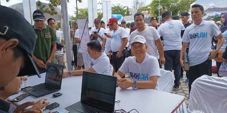 FOTO : DISKOMINFO SANTIK/MATAKALTENG - Bupati Gumas Jaya S Monong bersama Plh Sekda Richard, dan Kapolres AKBP Asep Bangbang Saputra, ketika melakukan aktivasi identitas kependudukan digital di Taman Kota Kuala Kurun, Minggu, 12 Maret 2023.
