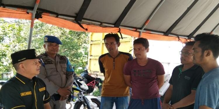 FOTO : DISKOMINFO SANTIK/MATA KALTENG - Bupati Gunung Mas Jaya Samaya Monong berbincang dengan sopir truk PBS, di pos jaga Kurun-Sei Hanyo, pekan lalu.