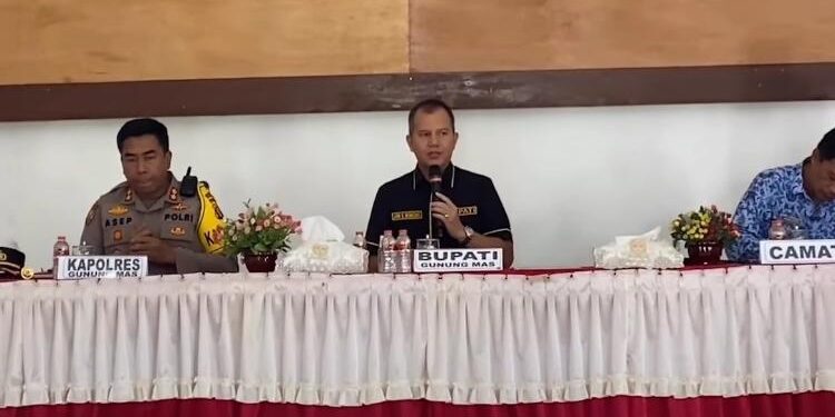 FOTO : DISKOMINFO SANTIK/MATAKALTENG - Bupati Gumas Jaya S Monong didampingi Kapolres AKBP Asep Bangbang Saputra, saat memimpin rapat terkait penanganan kerusakan jalan di Kecamatan Tewah, belum lama ini.