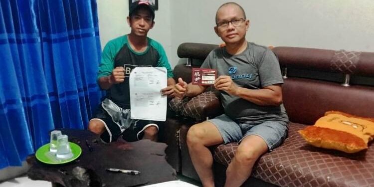 FOTO: WARGA/MATA KALTENG - Salah satu warga Kelurahan Tampang Tumbang Anjir, Kecamatan Kurun menunjukkan formulir dan stiker coklit, Rabu 8 Maret 2023 malam.