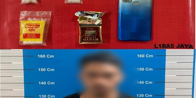 FOTO: HUMAS POLRESTA/MATAKALTENG - Terduga pelaku beserta barang bukti dua paket sabu, pada saat diamankan Tim Kobra Satresnarkoba Polresta Palangka Raya.