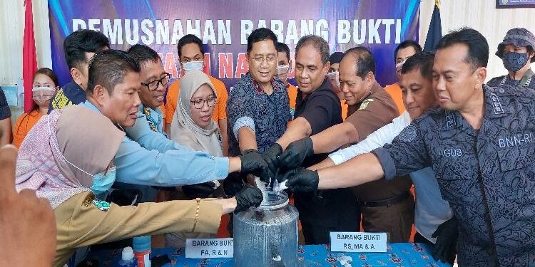 FOTO: RIZAL/MATAKALTENG - Jajaran BNNP Kalteng bersama instansi vertikal, pada saat melakukan pemusnahan terhadap 368 narkotika jenis sabu.