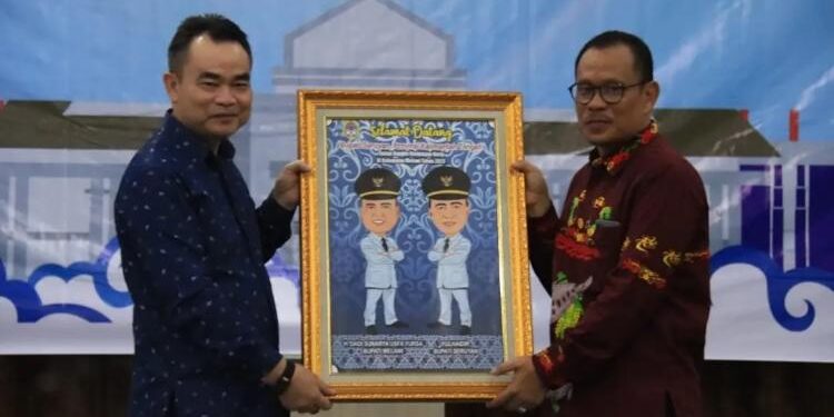 FOTO: PROKOM SERUYAN/MATA KALTENG - Kepala Dinkes Seruyan, Bahrun Abbas (kanan) mewakili Bupati Seruyan, Yulhaidir saat pelaksanaan kunjungan ke Kabupaten Melawi beberapa waktu lalu.
