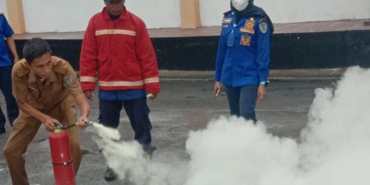 FOTO: IST/MATA KALTENG - Suasana saat simulasi langsung penggunaan APAR di Bappedalitbang Seruyan, kemarin.