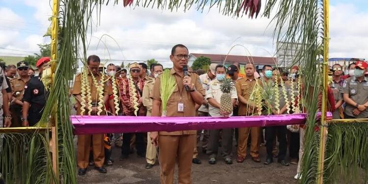 FOTO: PROKOM SERUYAN/MATA KALTENG - Kepala Dinkes Seruyan, Bahrun Abbas mewakili Bupati Seruyan, Yulhaidir saat menyampaikan sambutan dalam agenda prosesi penyambutan saat kunker ke Kabupaten Melawi beberapa waktu lalu.